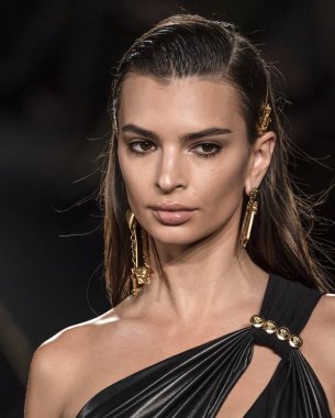 New York, Ny - 02 Aralık 2018: Emily Ratajkowski Versace öncesi sonbahar 2019 pist Fuarı'nda pist yürür