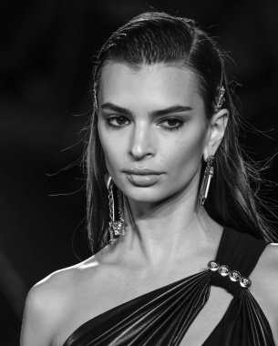 New York, Ny - 02 Aralık 2018: Emily Ratajkowski Versace öncesi sonbahar 2019 pist Fuarı'nda pist yürür