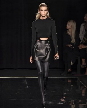 New York, Ny - 02 Aralık 2018: Stella Maxwell Versace öncesi sonbahar 2019 pist Fuarı'nda pist yürür