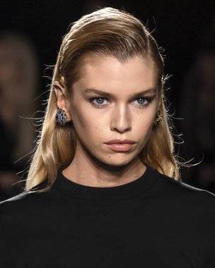 New York, Ny - 02 Aralık 2018: Stella Maxwell Versace öncesi sonbahar 2019 pist Fuarı'nda pist yürür