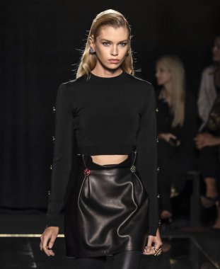 New York, Ny - 02 Aralık 2018: Stella Maxwell Versace öncesi sonbahar 2019 pist Fuarı'nda pist yürür