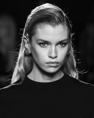 New York, Ny - 02 Aralık 2018: Stella Maxwell Versace öncesi sonbahar 2019 pist Fuarı'nda pist yürür