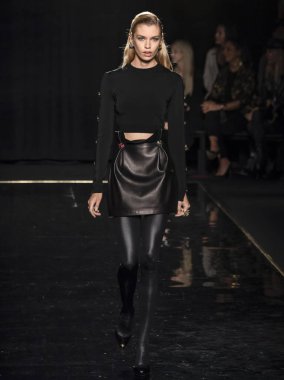 New York, Ny - 02 Aralık 2018: Stella Maxwell Versace öncesi sonbahar 2019 pist Fuarı'nda pist yürür