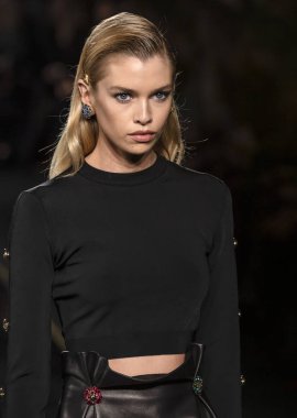New York, Ny - 02 Aralık 2018: Stella Maxwell Versace öncesi sonbahar 2019 pist Fuarı'nda pist yürür