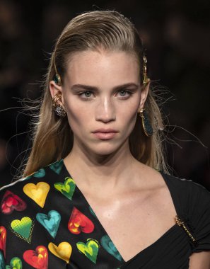 New York, Ny - 02 Aralık 2018: Rebecca Leigh Longendyke Versace öncesi sonbahar 2019 pist Fuarı'nda pist yürür