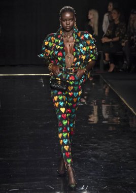 New York, Ny - 02 Aralık 2018: Adut Akech Versace öncesi sonbahar 2019 pist Fuarı'nda pist yürür