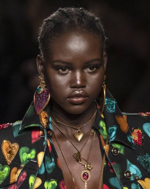 New York, Ny - 02 Aralık 2018: Adut Akech Versace öncesi sonbahar 2019 pist Fuarı'nda pist yürür