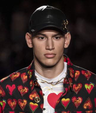 New York, Ny - 02 Aralık 2018: Alexis kızgın Versace öncesi sonbahar 2019 pist Fuarı'nda pist yürür