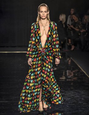 New York, Ny - 02 Aralık 2018: Amber Valletta Versace öncesi sonbahar 2019 pist Fuarı'nda pist yürür