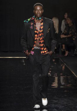 New York, Ny - 02 Aralık 2018: Baba Diop Versace öncesi sonbahar 2019 pist Fuarı'nda pist yürür