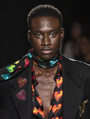 New York, Ny - 02 Aralık 2018: Baba Diop Versace öncesi sonbahar 2019 pist Fuarı'nda pist yürür