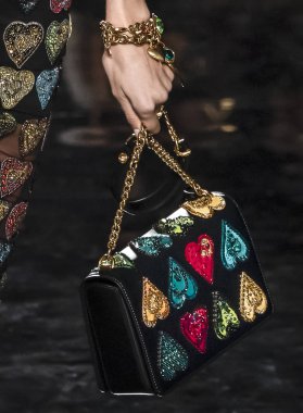 New York, Ny - 02 Aralık 2018: Bir model (çanta detay) Versace öncesi sonbahar 2019 pist Fuarı'nda pist yürür