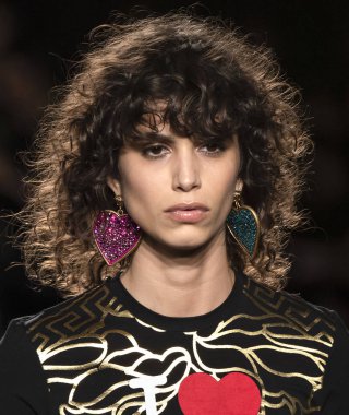New York, Ny - 02 Aralık 2018: Mika Arganaraz Versace öncesi sonbahar 2019 pist Fuarı'nda pist yürür