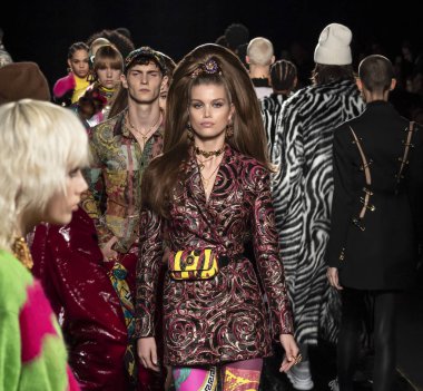 New York, Ny - 02 Aralık 2018: Luna Bijl Versace öncesi sonbahar 2019 pist Fuarı'nda pist yürür