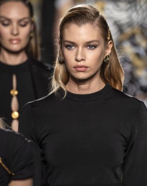 New York, Ny - 02 Aralık 2018: Stella Maxwell Versace öncesi sonbahar 2019 pist Fuarı'nda pist yürür