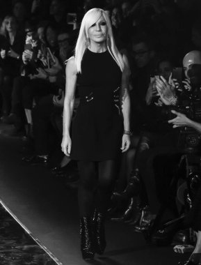 New York, Ny - 02 Aralık 2018: Donatella Versace Versace öncesi sonbahar 2019 pist Fuarı'nda pist yürür