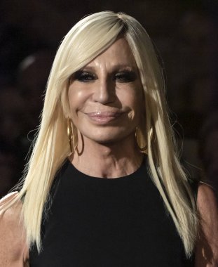 New York, Ny - 02 Aralık 2018: Donatella Versace Versace öncesi sonbahar 2019 pist Fuarı'nda pist yürür