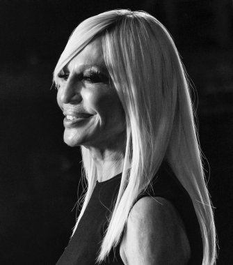 New York, Ny - 02 Aralık 2018: Donatella Versace Versace öncesi sonbahar 2019 pist Fuarı'nda pist yürür