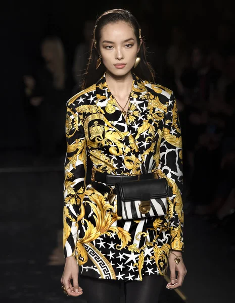 New York December 2018 Fei Fei Zon Loopt Baan Versace — Stockfoto