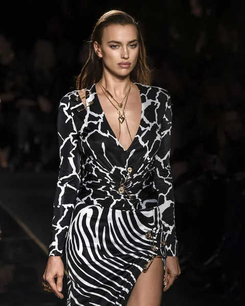 New York Aralık 2018 Irina Shayk Versace Öncesi Sonbahar 2019 — Stok fotoğraf