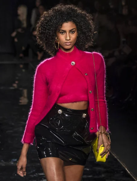 Nueva York Diciembre 2018 Imaan Hammam Camina Por Pista Versace — Foto de Stock