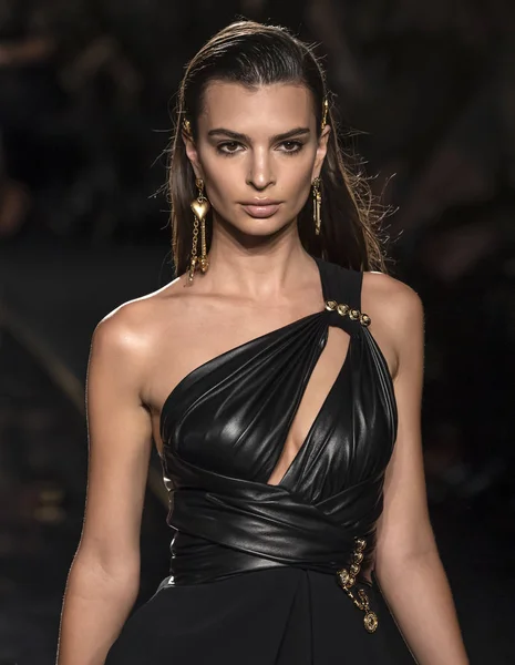 New York Dezember 2018 Emily Ratajkowski Spaziert Über Den Laufsteg — Stockfoto