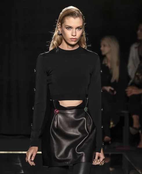 Nowy Jork Grudnia 2018 Stella Maxwell Spacery Pasa Startowego Versace — Zdjęcie stockowe