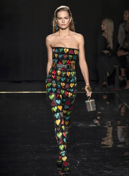 New York December 2018 Anna Ewers Loopt Baan Versace Pre — Stockfoto