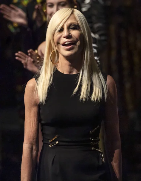 New York Dezember 2018 Donatella Versace Läuft Bei Der Versace — Stockfoto