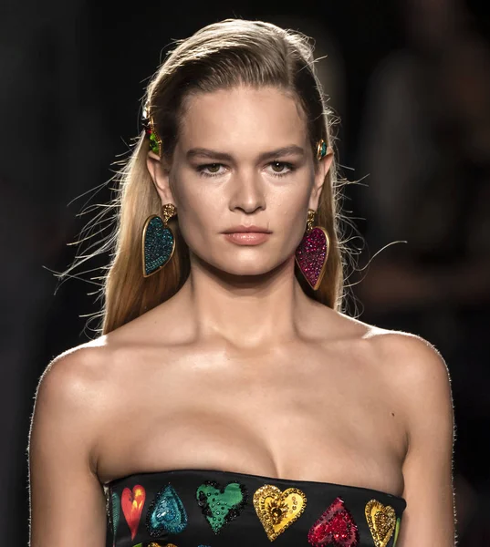 New York December 2018 Anna Ewers Loopt Baan Versace Pre — Stockfoto