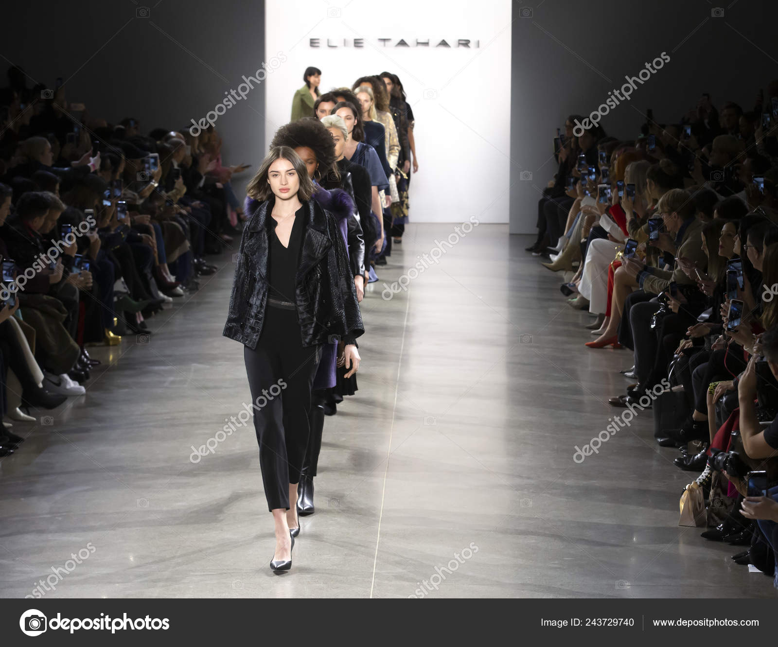 ファッションショー写真素材 ロイヤリティフリーファッションショー画像 Depositphotos ファッションショー写真素材 ロイヤリティフリーファッションショー画像 Depositphotos