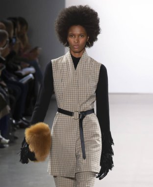 New York, Ny - 07 Şubat 2019: Elie Tahari sonbahar kış 2019 moda pist göster New York moda haftası sırasında bir model yürür.