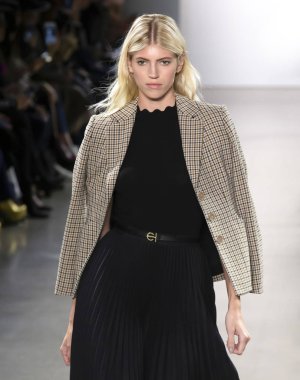 New York, Ny - 07 Şubat 2019: Elie Tahari sonbahar kış 2019 moda pist göster New York moda haftası sırasında bir model yürür.