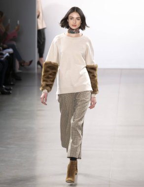 New York, Ny - 07 Şubat 2019: Elie Tahari sonbahar kış 2019 moda pist göster New York moda haftası sırasında bir model yürür.