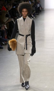 New York, Ny - 07 Şubat 2019: Elie Tahari sonbahar kış 2019 moda pist göster New York moda haftası sırasında bir model yürür.