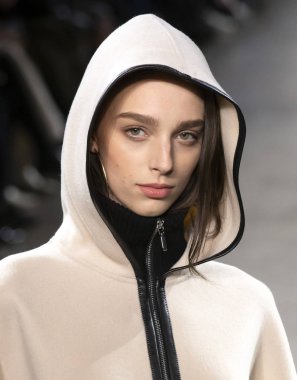 New York, Ny - 07 Şubat 2019: Elie Tahari sonbahar kış 2019 moda pist göster New York moda haftası sırasında bir model yürür.