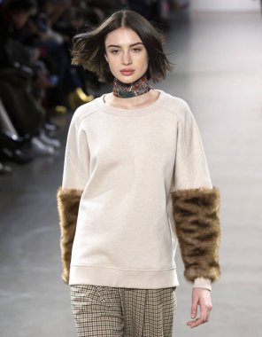 New York, Ny - 07 Şubat 2019: Elie Tahari sonbahar kış 2019 moda pist göster New York moda haftası sırasında bir model yürür.