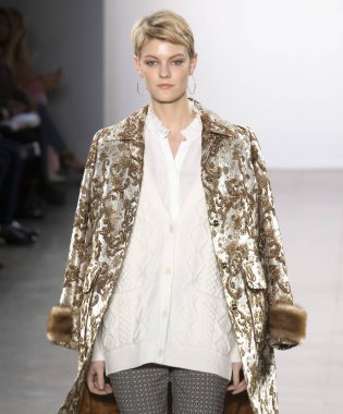 New York, Ny - 07 Şubat 2019: Elie Tahari sonbahar kış 2019 moda pist göster New York moda haftası sırasında bir model yürür.