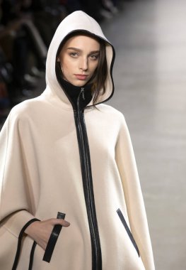 New York, Ny - 07 Şubat 2019: Elie Tahari sonbahar kış 2019 moda pist göster New York moda haftası sırasında bir model yürür.