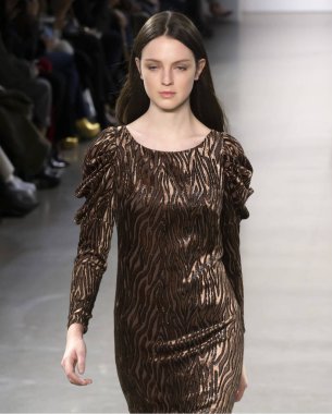 New York, Ny - 07 Şubat 2019: Elie Tahari sonbahar kış 2019 moda pist göster New York moda haftası sırasında bir model yürür.