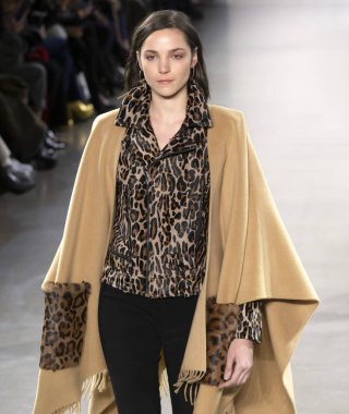 New York, Ny - 07 Şubat 2019: Elie Tahari sonbahar kış 2019 moda pist göster New York moda haftası sırasında bir model yürür.