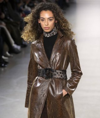 New York, Ny - 07 Şubat 2019: Elie Tahari sonbahar kış 2019 moda pist göster New York moda haftası sırasında bir model yürür.