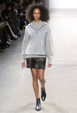 New York, Ny - 07 Şubat 2019: Elie Tahari sonbahar kış 2019 moda pist göster New York moda haftası sırasında bir model yürür.