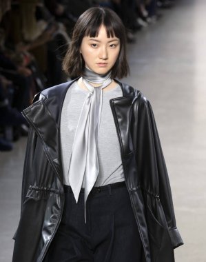 New York, Ny - 07 Şubat 2019: Elie Tahari sonbahar kış 2019 moda pist göster New York moda haftası sırasında bir model yürür.