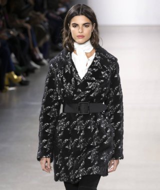 New York, Ny - 07 Şubat 2019: Elie Tahari sonbahar kış 2019 moda pist göster New York moda haftası sırasında bir model yürür.