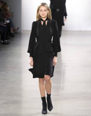 New York, Ny - 07 Şubat 2019: Elie Tahari sonbahar kış 2019 moda pist göster New York moda haftası sırasında bir model yürür.