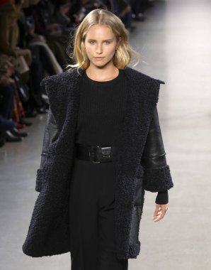 New York, Ny - 07 Şubat 2019: Elie Tahari sonbahar kış 2019 moda pist göster New York moda haftası sırasında bir model yürür.