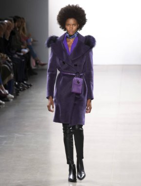 New York, Ny - 07 Şubat 2019: Elie Tahari sonbahar kış 2019 moda pist göster New York moda haftası sırasında bir model yürür.