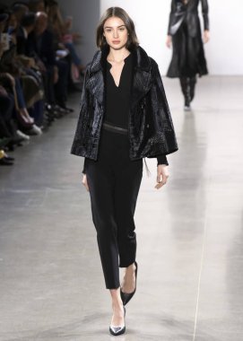 New York, Ny - 07 Şubat 2019: Elie Tahari sonbahar kış 2019 moda pist göster New York moda haftası sırasında bir model yürür.