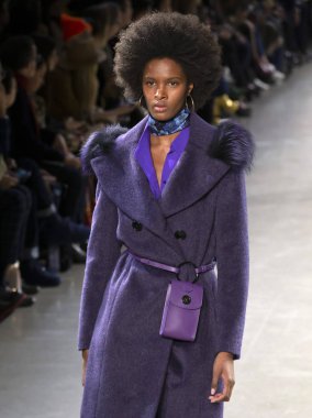 New York, Ny - 07 Şubat 2019: Elie Tahari sonbahar kış 2019 moda pist göster New York moda haftası sırasında bir model yürür.